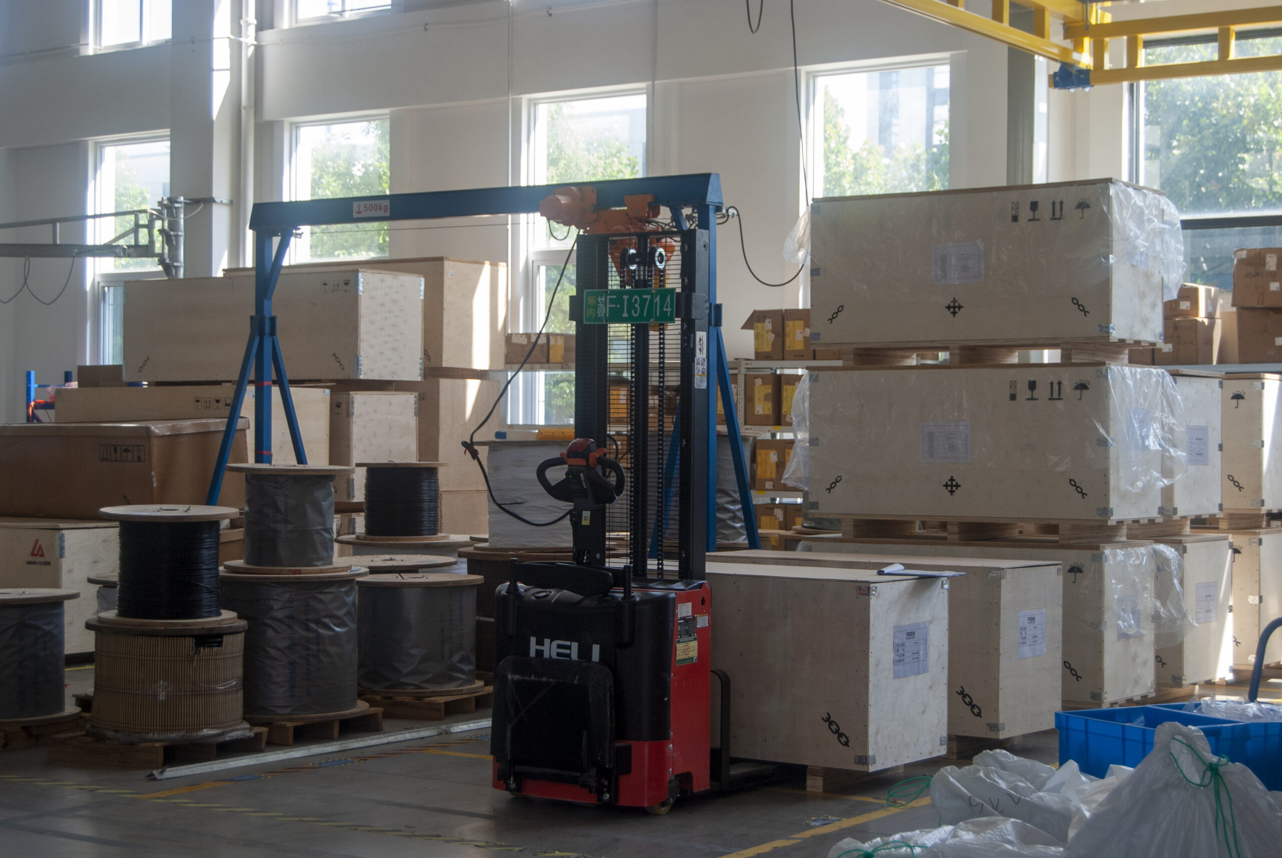 Dumbwaiter power consumption: warehouse storage area and car for a low-energy build